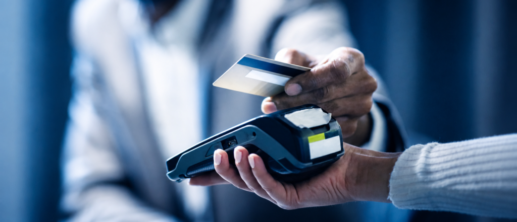 Imagem cliente fazendo pagamento com cartão de crédito ou débito.