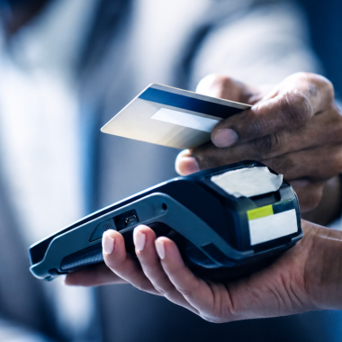Imagem cliente fazendo pagamento com cartão de crédito ou débito.